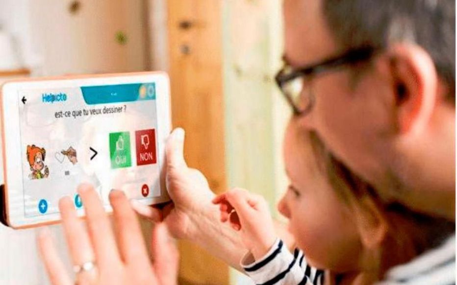 Diapo 4 : Un père et sa famille utilisant l'application Helpicto sur une tablette