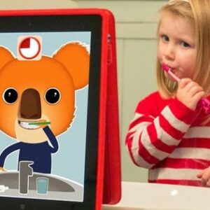 Petite fille qui se brosse les dents en regardant comment fait Ben le Koala sur une tablette