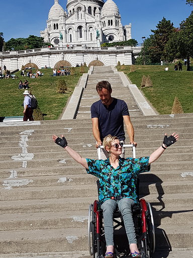 Diapo 4 : photo qui représente le fauteuil en action sur les marches du sacré coeur