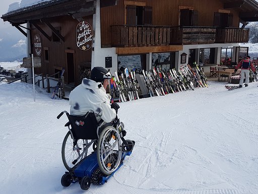 Diapo 5 : photo représentant une personne sur un fauteuil roulant sur de la neige