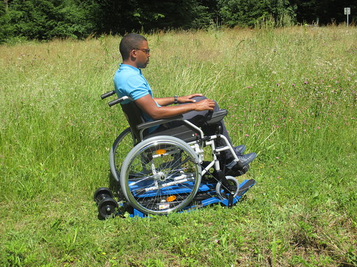 Diapo 4 : photo représentant une personne sur un fauteuil roulant sur de l'herbe