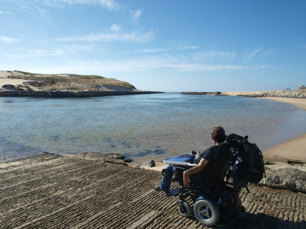 Diapo 4 : Photo d'une personne en fauteuil roulant au bord d'un lac