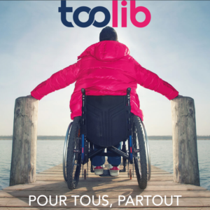 Photo d’une personne en fauteuil roulant sur un pont devant la mer, avec écrit en dessous « Pour tous, partout »