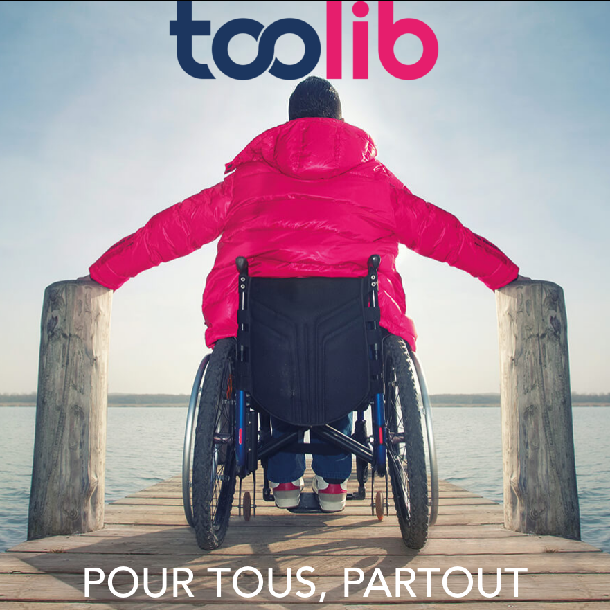 Diapo 3 : Photo d'une personne en fauteuil roulant sur un pont devant la mer, avec écrit en dessous 'Pour tous, partout'