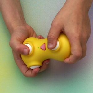 Photo de la manette jaune Sound Explorer d’Ovaom dans les mains d’un enfant