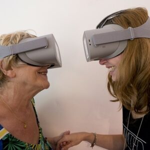 Deux femmes face à face avec le casque de réalité virtuelle Oséos