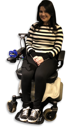 Diapo 2 : une femme en fauteuil roulant utilisant wheelie