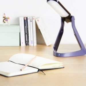 Photo de la lampe Lexilight éclairant un livre