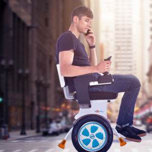 Personne à mobilité réduite utilisant le fauteuil roulant Boosty avec un téléphone à la main