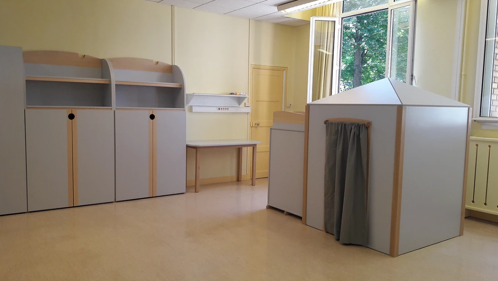 Diapo 2 : espace adapté par Andibo pour une salle de classe avec des mobiliers gris et des armoires arrondies