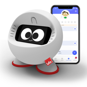 Photo robot Leo avec un smartphone à côté où y figure l’application