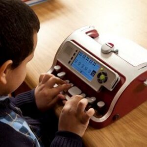 Enfant utilisant le clavier Perkins Smart Brailler