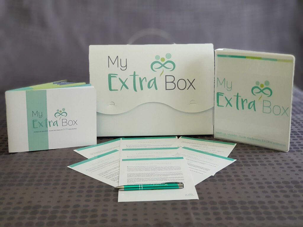 Diapo 2 : Photo de la box My extra'box avec des feuilles, un stylo et des livrets