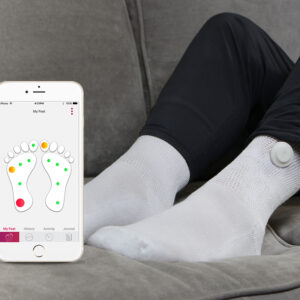 Photo des pieds d’une personne portant les chaussettes Siren Care, avec à côté l’application sur un smartphone