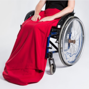 Photo d’une couverture rouge conçue pour les personnes en fauteuil roulant