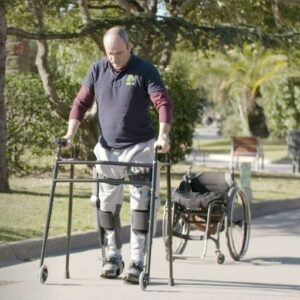 Une personne utilisant Able Human Motion, on peut voir son fauteuil en second plan également