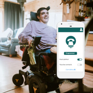 Une personne avec un fauteuil électrique dans un salon avec un montage d’un smartphone et l’application JIB calls dessus