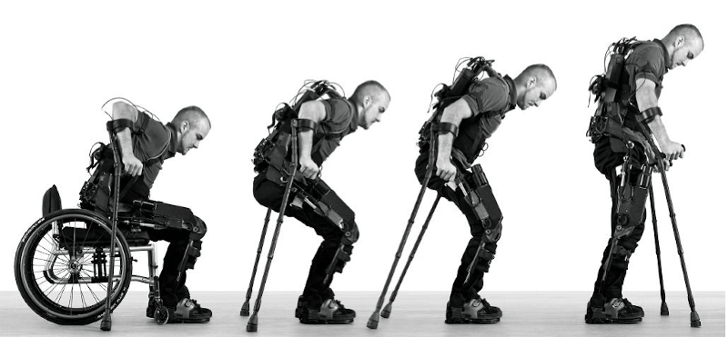 Diapo 5 : Homme réussissant à se lever grâce à l'exosquelette