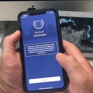 Photo d’une personne utilisant l’application Soundscape sur son smartphone