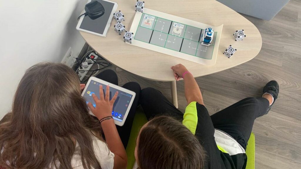 Diapo 3 : Deux petites filles essayant les jeux Crocos Go Digital