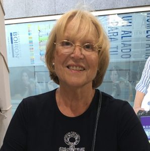 Portait de Franciane Pellet, une femme de 70 ans, blond avec des lunettes et un tshirt noir