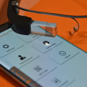 Photo des lunettes Munevo Drive avec un smartphone et l’application dessus