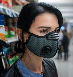 Masque rafraichissant Breeze, une femme brune dans un super marché avec le masque