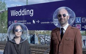 Deux personnes portant la iSphere à la station Wedding de transport à Berlin