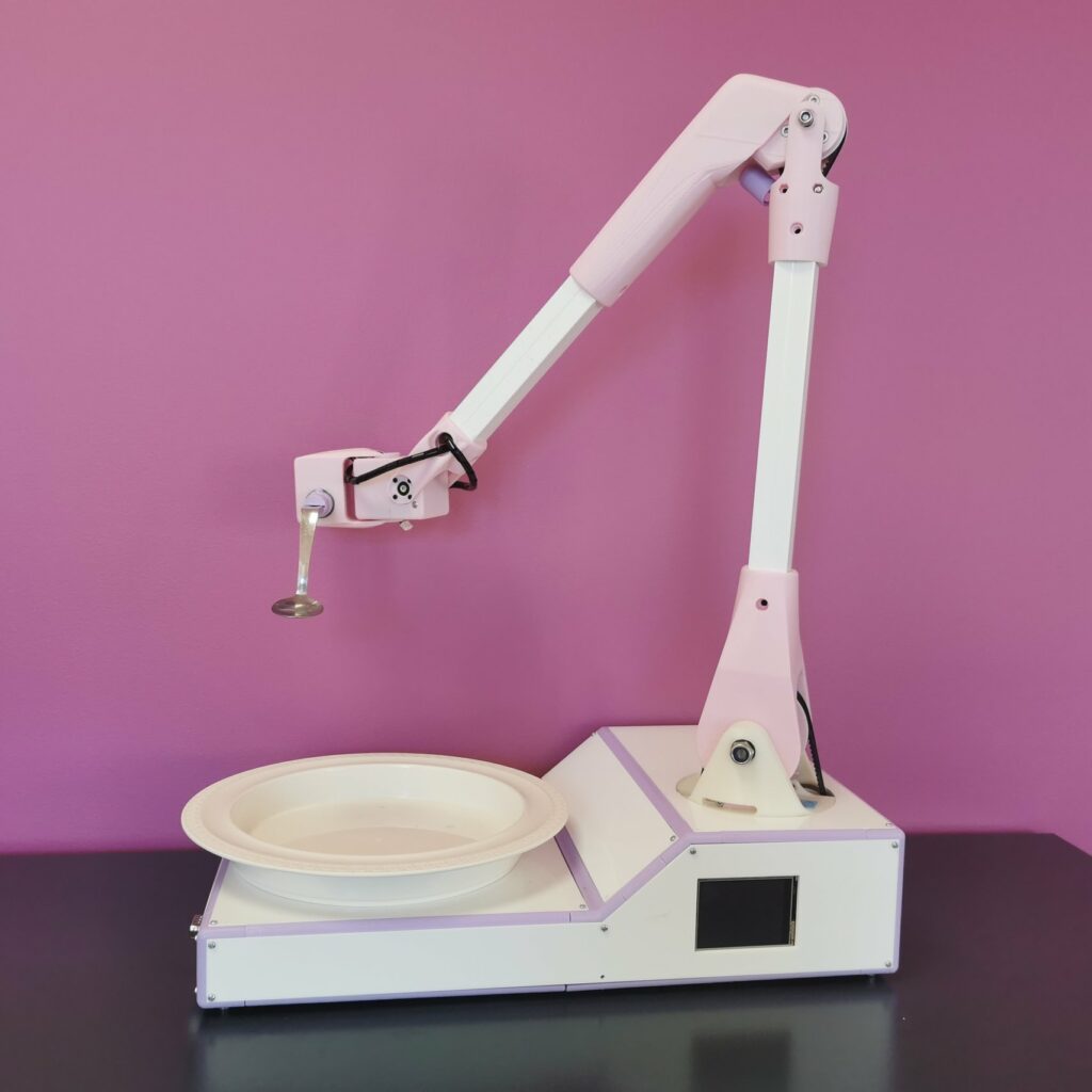 Diapo 4 : Photo du bras robotique makergo en blanc