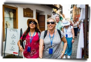 Photo de deux femmes malvoyantes ou aveugles en vacances