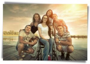 Photo avec 5 personnes en vacances dont une femme en fauteuil roulant