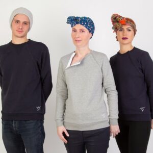 Image de trois personnes portant le pull et le turban de la marque Hôp’tisoins