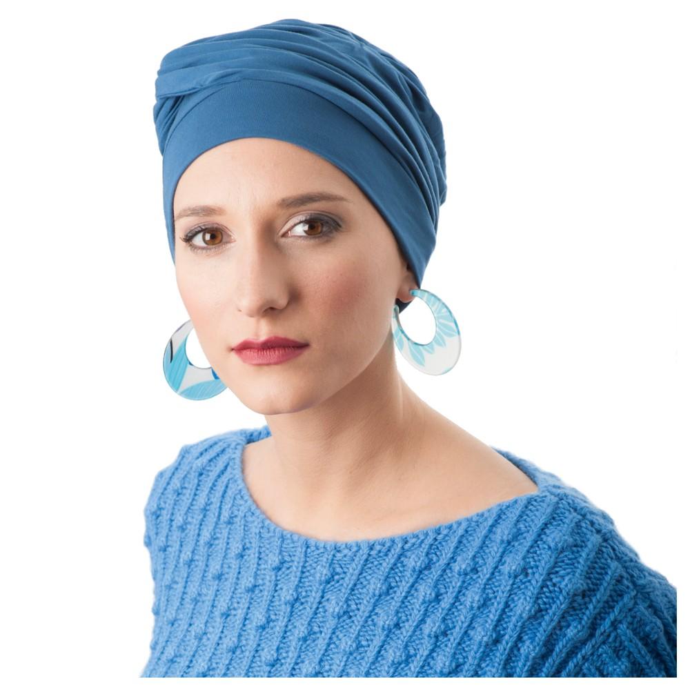 Diapo 5 : Femme avec un turban bleu Hôp'tiSoins sur la tête