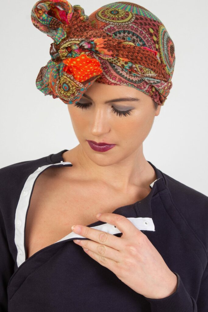 Diapo 3 : Femme avec un pull ouvert et un turban Hôp'tiSoins