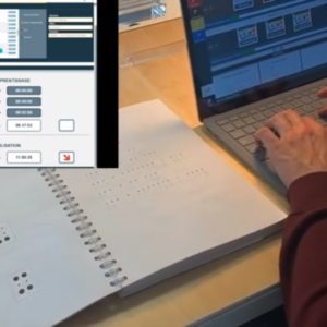 Image d’un cahier avec des écritures en braille, avec à côté un homme sur un ordinateur comportant le logiciel KeyBraille