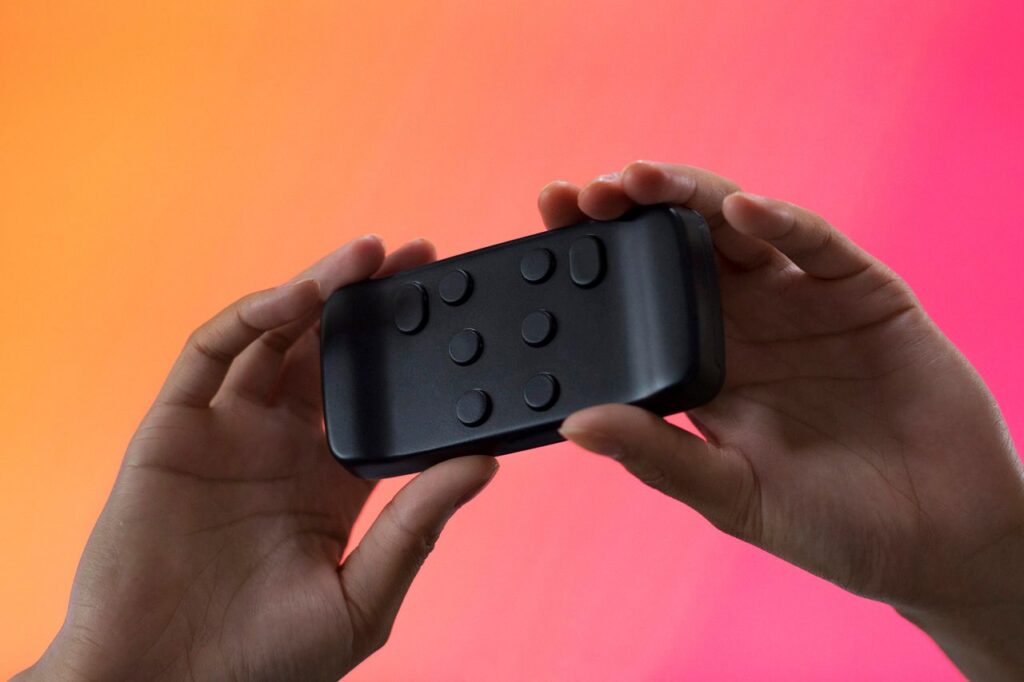 Diapo 2 : Photo du dispositif Hable One dans les mains d'une personne