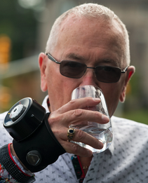 Diapo 5 : Un homme âgé avec un verre portant le Steadi Two