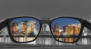 Une vue d'une ville que l'on peut voir à travers les lunettes d'enchroma. On voit sur l'image la différence de couleur promise par le produit en action.