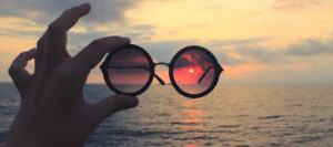 Des lunettes et un coucher de soleil